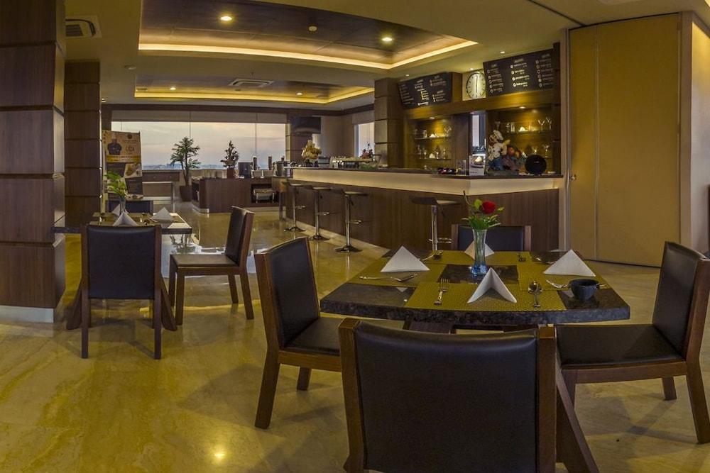 Demelia Hotel Makassar Exterior foto