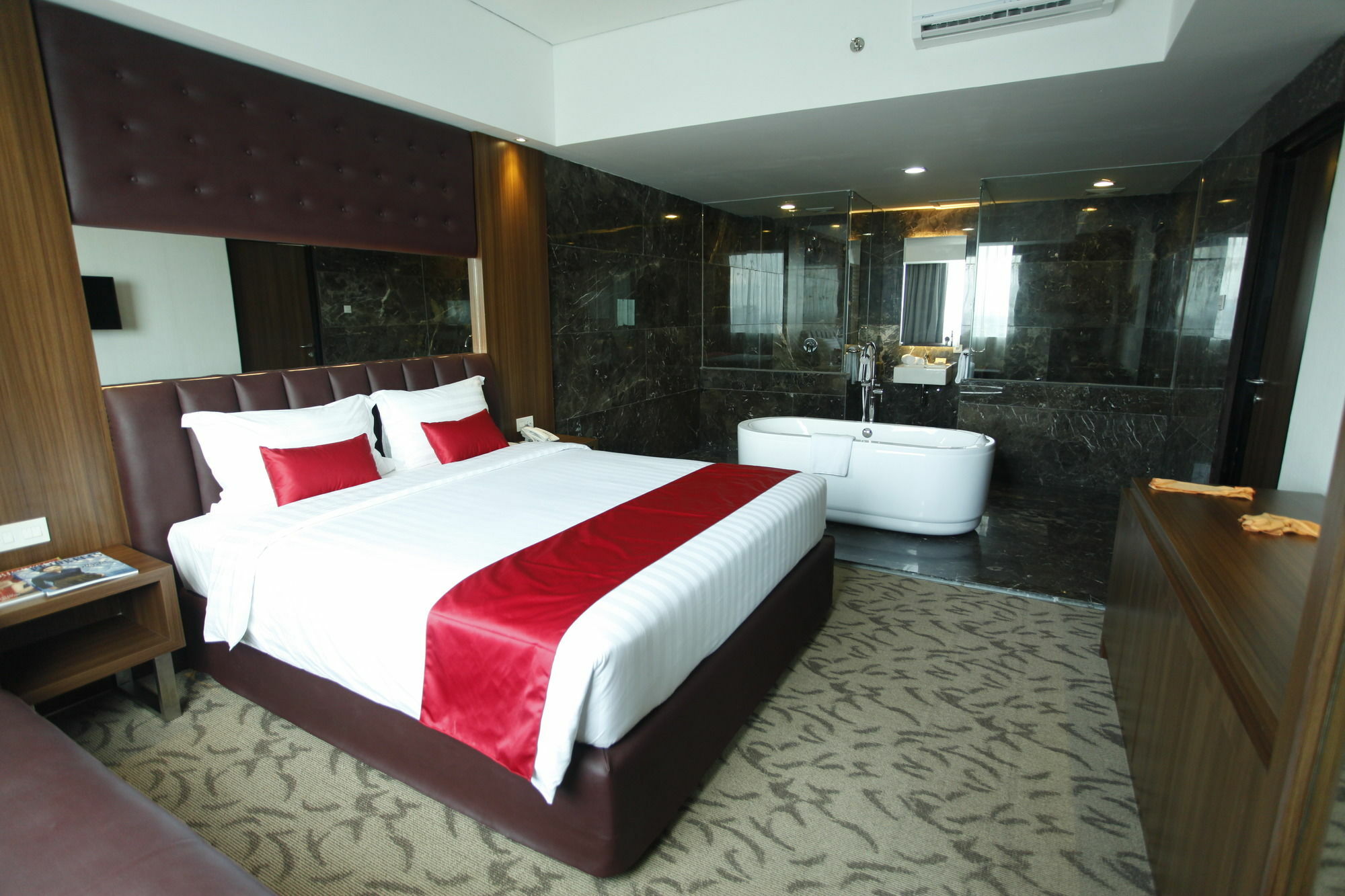 Demelia Hotel Makassar Exterior foto