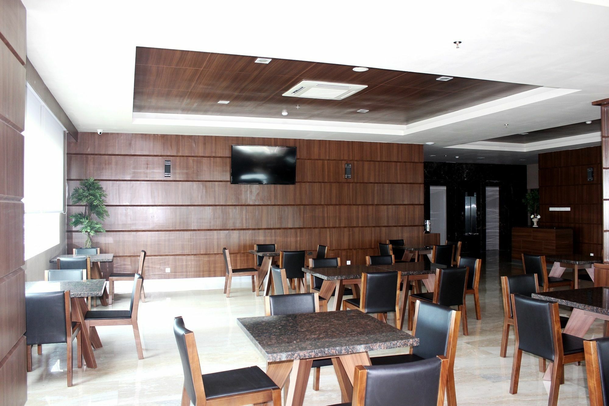 Demelia Hotel Makassar Exterior foto
